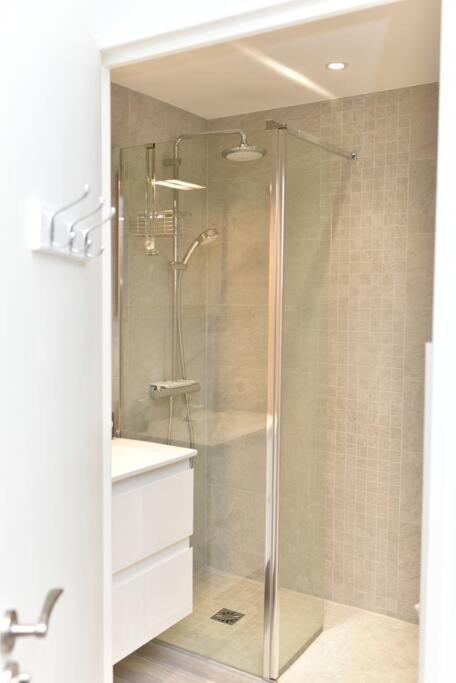 Appartement Au Port - Brand New Flat W 1 Bedroom, Balcony, Parking, Ac